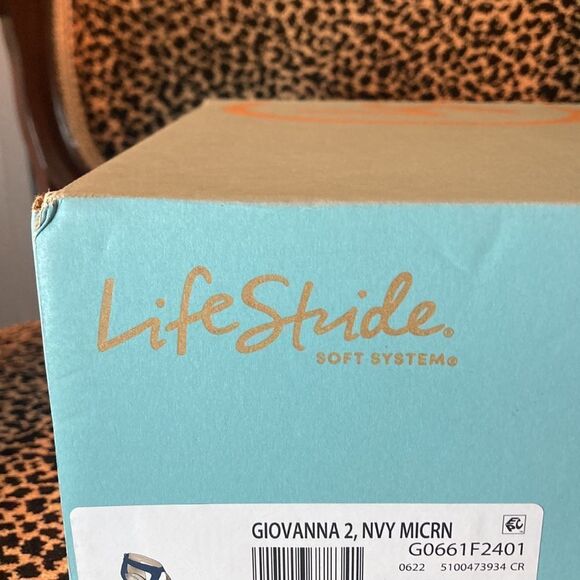 New in Box Life Stride soft system Navy back zip comfortable heels, size 8.5 - Picture 8 of 8